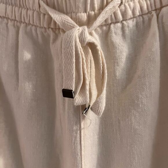 Old navy ivory cuffed drawstring waist shorts size small - Picture 2 of 5